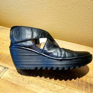 MAKE AN OFFER! Fly London Yogo Cross Strap